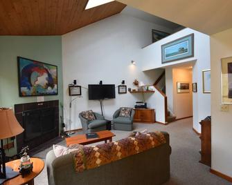 Trail Creek hot tub/sauna/pool totally renovated king bed+2twins 1.5 bath - Killington - Stue