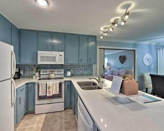 Bright Emerald Isle Condo with Private Beach Access! - Emerald Isle - Kitchen
