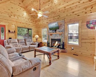 3 BDR Log Cabin in Cozy Resort w/ Private Hot Tub - Gatlinburg - Living room