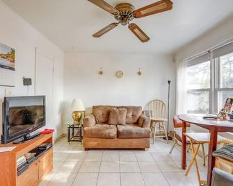 3 Mi to Mill Creek Park: Willingboro Home w/ Grill - Willingboro - Sala de estar