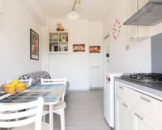 Beautiful renovated apartment sea front in Ostia. - Rom - Küche