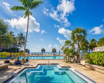 Colorful beachfront condo w/ ocean view balcony & shared hot tub/pool/tennis - Key West - Pool