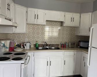 Entire 2-bedroom 1.5 bath townhouse w/ kitchen & laundry near amenities 1700sqft - Stettler - Kitchen