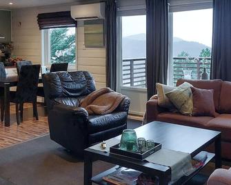 2 Bedroom Cozy Home In Farsund - Farsund - Living room