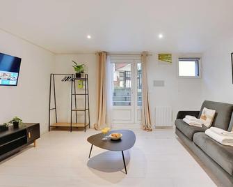 Spacious apartment-2BR-4P - 勒·克里姆林·比塞特 - 客廳