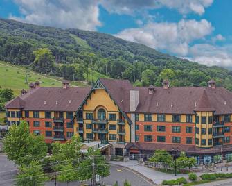 Resort !st Floor walk out patio Pool Hot Tub Wineries Breweries Hiking 118 - McAfee - Building