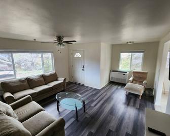 Quiet place, minutes from downtown Prescott - Prescott - Living room