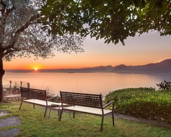 Villetta Blue Panorama With Jacuzzi - Torri Del Benaco - Innenhof