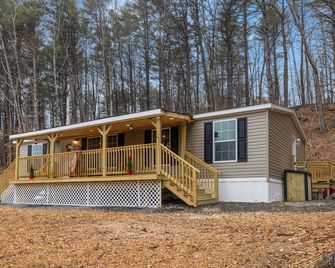 Hilltop Hideaway - Ashland - Building