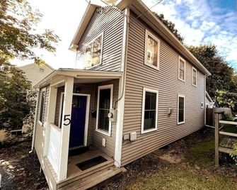 Purple Door Cottage in the heart of Middlebury! - Middlebury - Building