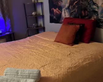 Chic 1-bedroom apartment with WiFi, AC in charming Raleigh - Raleigh - Yatak Odası