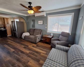 Charming 2-bedroom house with WiFi, AC in fabulous Pendleton - Pendleton - Sala de estar