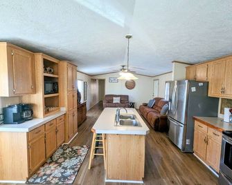 Cozy 3 Bedroom, Near I80, Explore Ogallala + Lake Mcconaughy, 201 Lnl - Ogallala - Kitchen