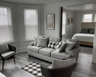 Great Location/ Close to outlets/Finance District/Restaurants - Lancaster - Living room