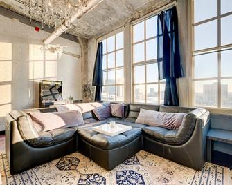 Victorian Louisville 1000 Sqft Glassworks Loft - Louisville - Living room