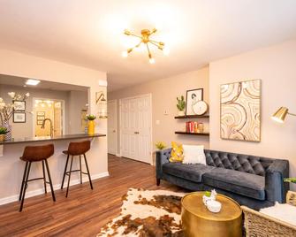 Luxury Lake Norman Home 2 Minutes From Lowe's Corporate & Lkn Regional Hospital - Mooresville - Living room