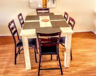 Close to Siesta Key. Screened Large Patio. 2 King beds. Sarasota 2Br Condo. WiFi - Sarasota - Salle à manger