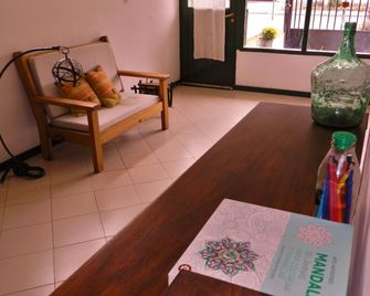 Amancay Hostal Patagonico - El Calafate - Wohnzimmer