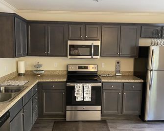 Newly Townhome, 15 mins to Camp Lejeune - Hubert - Kitchen