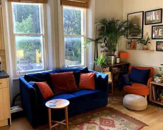 Colourful, arty flat in leafy Forest Hill - Beckenham - Living room