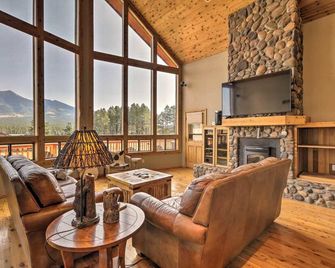 Flagstaff Cabin! 5 Minutes from Snowbowl! Stunning Views on 1+ Acre. Sleeps 8! - Flagstaff - Living room
