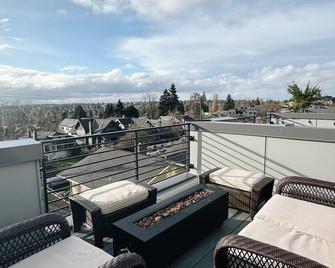 High End, Modern Retreat w/ Mountain Views Perched on the Phinney Ridge - Seattle - Balcony