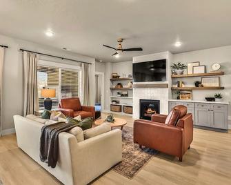 Relax Play Mineral Hot Tub, Arcade, Fire Pit Fun - Meridian - Living room