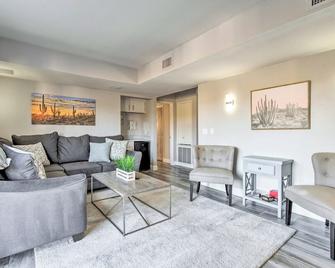 Fountain Hills Home with Pool and Mountain Views - Fountain Hills - Living room
