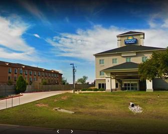 Days Inn & Suites by Wyndham Mineral Wells - Mineral Wells - Building