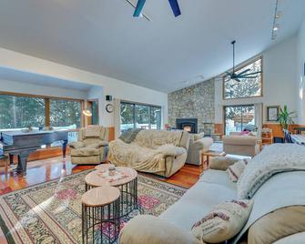 Ultimate Mountain Home with Hot Tub! - Tannersville - Living room