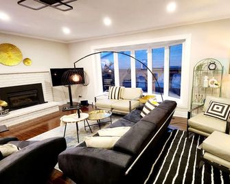 Entire water front house in beautiful Carrying Place. - Trenton - Wohnzimmer