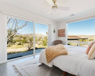 Mojave Oasis Yoga Peloton Hot Tub Fire Pit Horseshoes Amazing Views - Yucca Valley - Bedroom