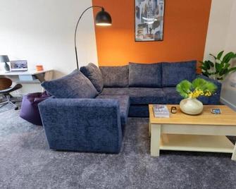 Horley 2 Bed Apt close to Gatwick Airport - Horley - Living room
