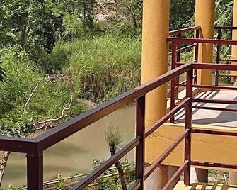 Bardia Jungle Cottage - Bardiyā - Balcón