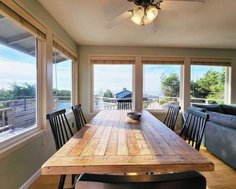 Short Walk to a Sandy Beach! Ocean Views! Dog Friendly! Hot Tub! - Waldport - Comedor