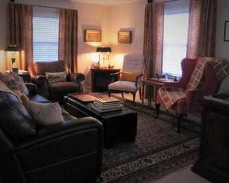 Virginia Country Cottage, Great Location, Pets - Troutville - Living room