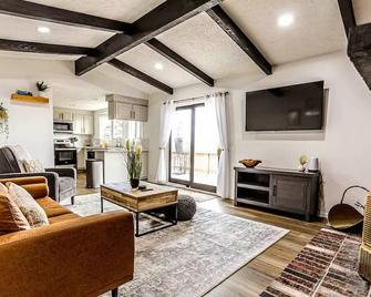 Peaceful Getaway with Fun for All! 5 min to I-80! - Gretna - Living room