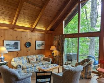 Great Family Cabin in the woods on a lake. - Norfolk - Sala de estar