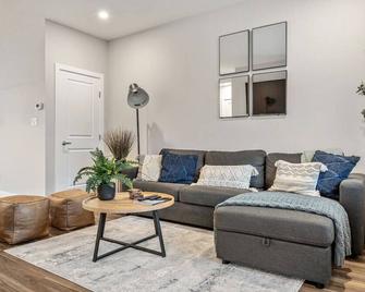 Serene Peaks, Private Hot Tub, Peaceful - Radium Hot Springs - Living room