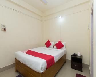OYO 9800 Shree Krishna Guest House - Guwahati - Bedroom