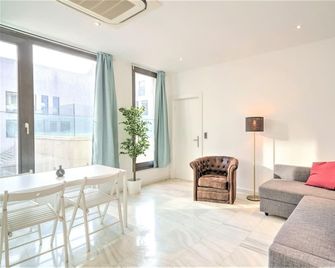 1-bedroom lodge stay in Antwerp - Антверпен - Вітальня