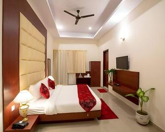 Red K Velvet Hotel - Ghāziābād - Ložnice