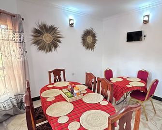 Amora Homestay And Safaris - Karatu - Essbereich
