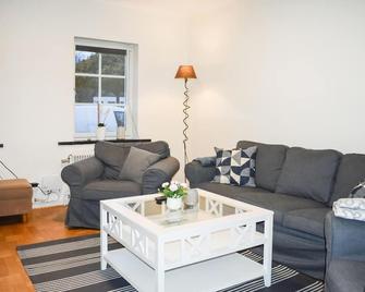 4 Bedroom Pet Friendly Home In Äsperöd - Skåne-Tranås - Sala de estar