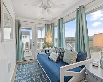 'Smooth Sailing' 6 Bedroom, 3 Bathroom, Second Row - Supply - Sala de estar