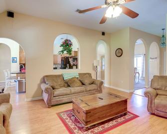 Olive Branch Getaway w/ Deck & Charcoal Grill! - Olive Branch - Living room