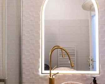 Le Hirvi - cocon zen et épuré à 10min Vieux Lyon - Lyon - Baño