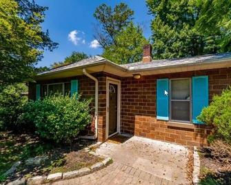Renovated & Quiet Bungalow Within Minutes of Downtown Louisville - Sellersburg - Gebouw