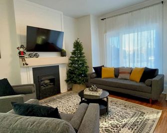 Character antique house in Brandon, Ideal for friends, family, or work gathering - Brandon - Living room