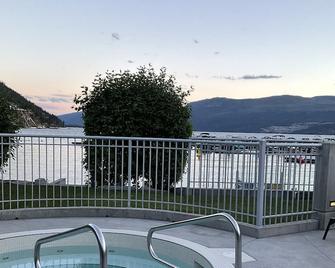 Okanagan Lakeside resort living! Pools, lake, beaches and sun! - 弗農（加拿大） - 陽台